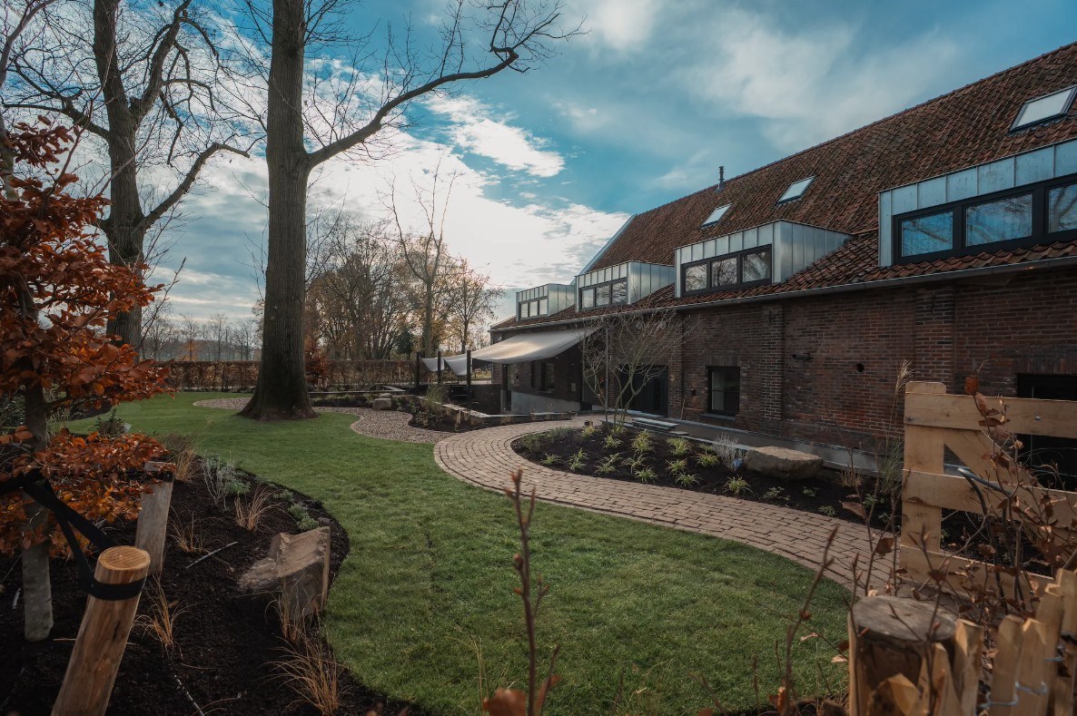 18e Eeuwse carré boerderij met binnenzwembad, direct aan de Maas