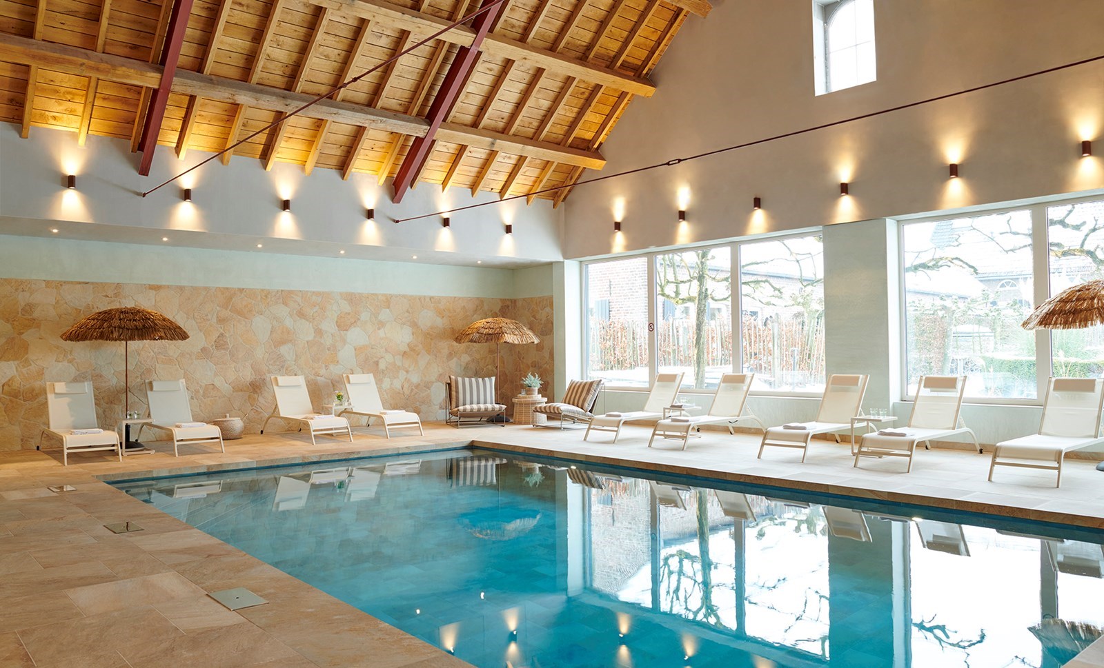 18e Eeuwse carré boerderij met binnenzwembad, direct aan de Maas