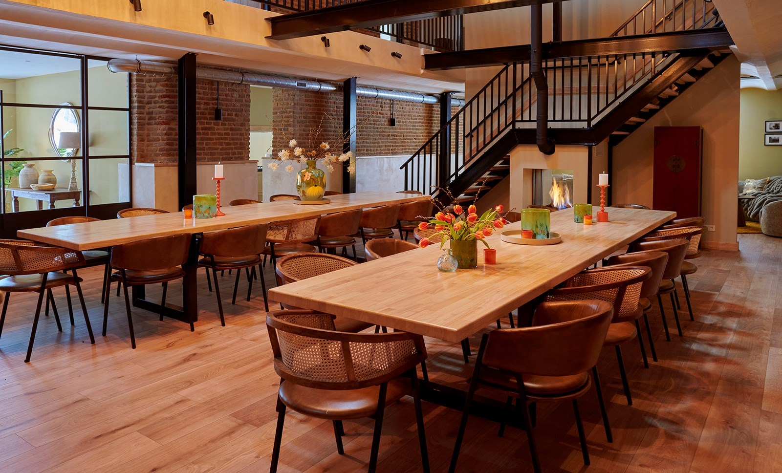 18e Eeuwse carré boerderij met binnenzwembad, direct aan de Maas