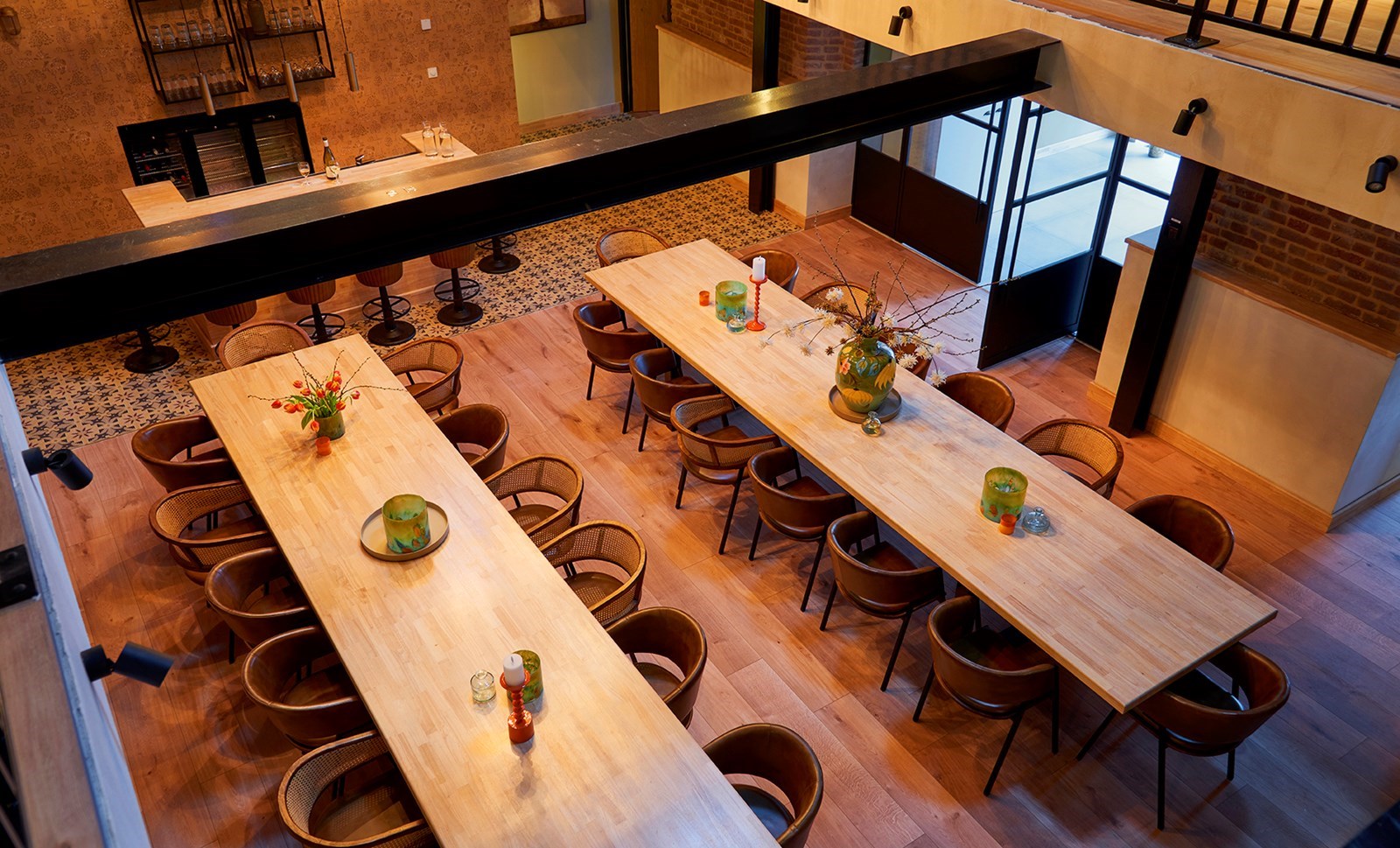 18e Eeuwse carré boerderij met binnenzwembad, direct aan de Maas