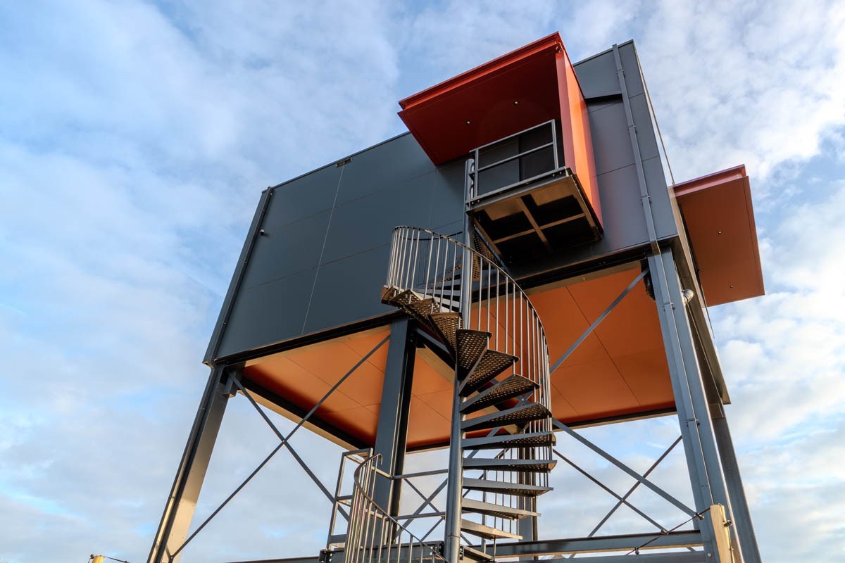 Vergaderen in een Seinhuis met uitzicht over de Wagenwerkplaats van Amersfoort