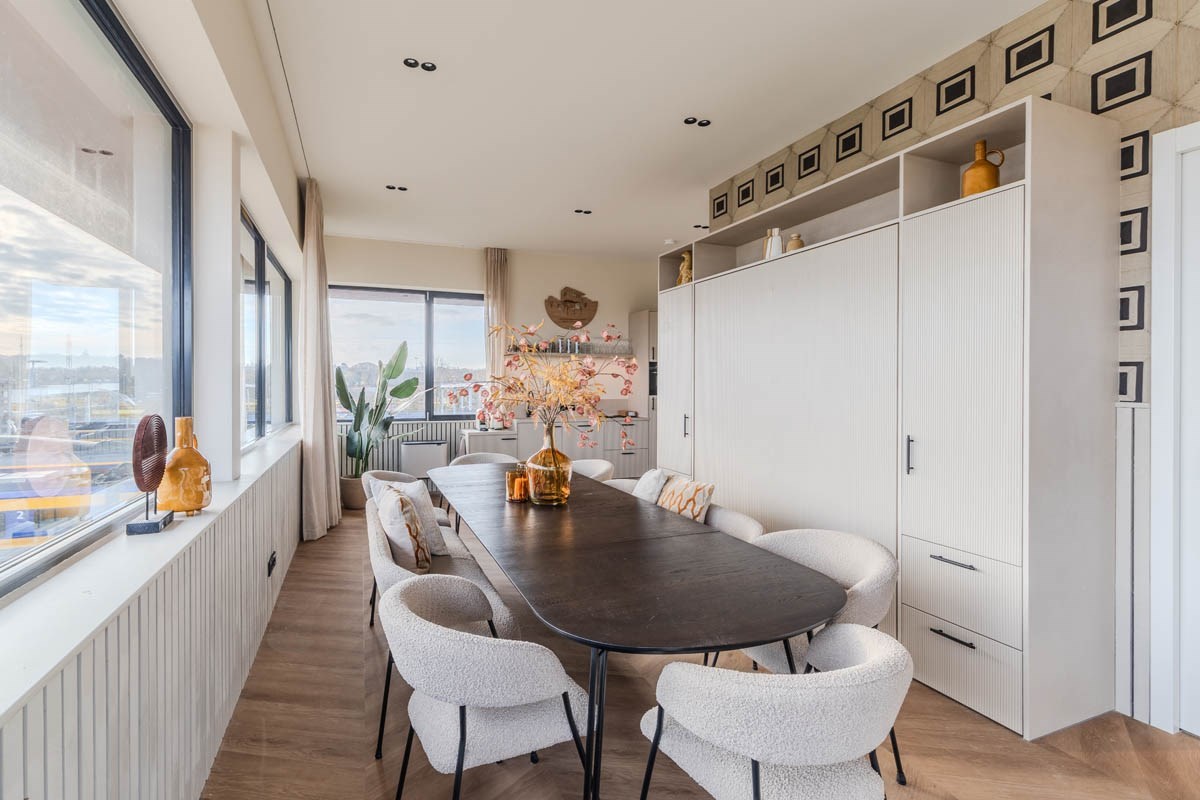 Vergaderen in een Seinhuis met uitzicht over de Wagenwerkplaats van Amersfoort