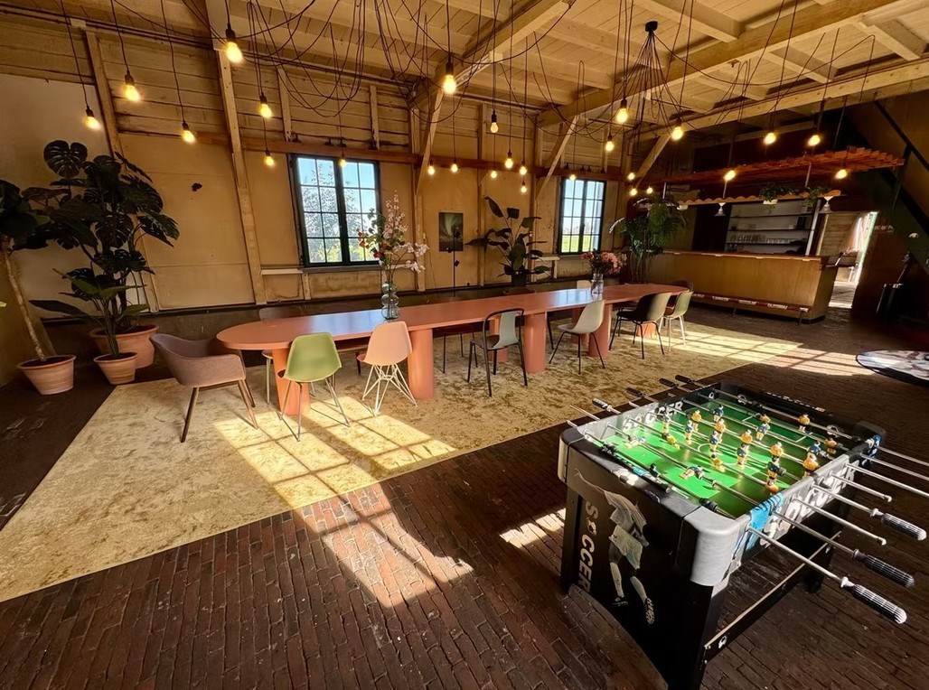 Vergaderen in een historische genieloods op een volledig privé forteiland op slechts 12 minuten van Amsterdam