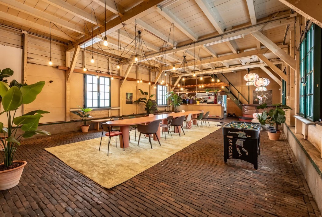 Vergaderen in een historische genieloods op een volledig privé forteiland op slechts 12 minuten van Amsterdam