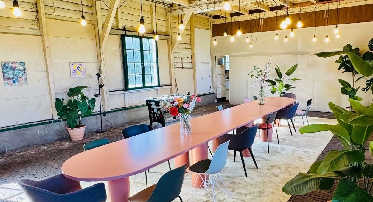 Vergaderen in een historische genieloods op een volledig privé forteiland op slechts 12 minuten van Amsterdam