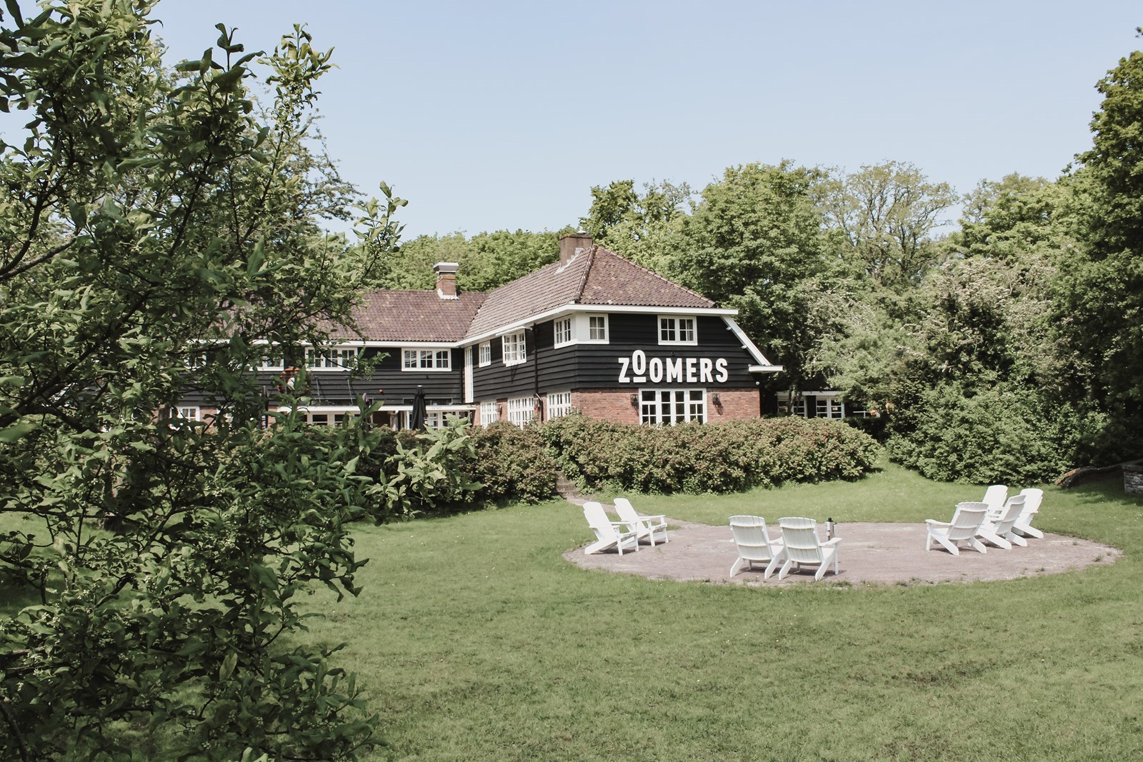 Vergaderen aan de rand van het bos en vlakbij het strand