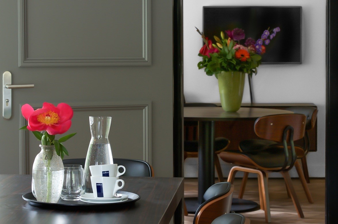 Vergaderen aan de rand van het bos en vlakbij het strand