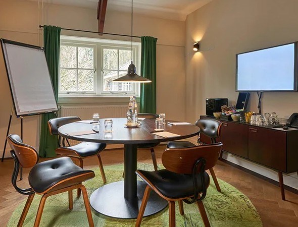 Vergaderen aan de rand van het bos en vlakbij het strand