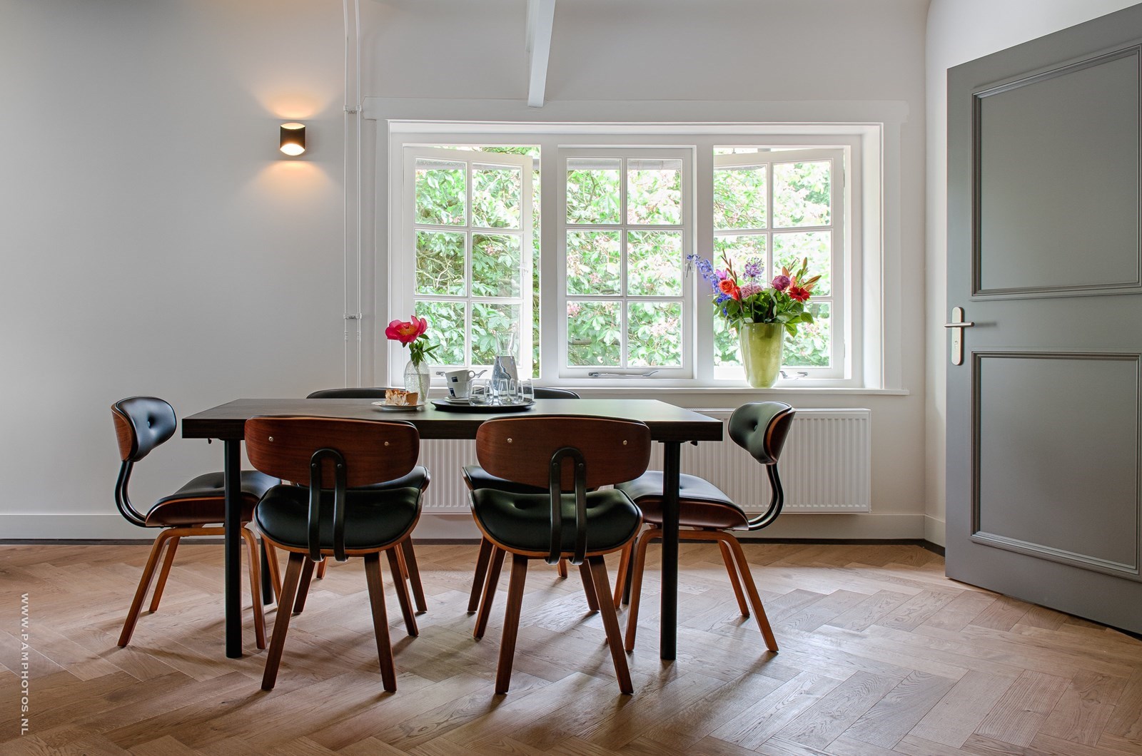 Vergaderen aan de rand van het bos en vlakbij het strand