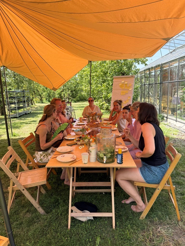 Vergaderen in een grote glazen kas tussen de perenbomen op een prachtige pluktuin