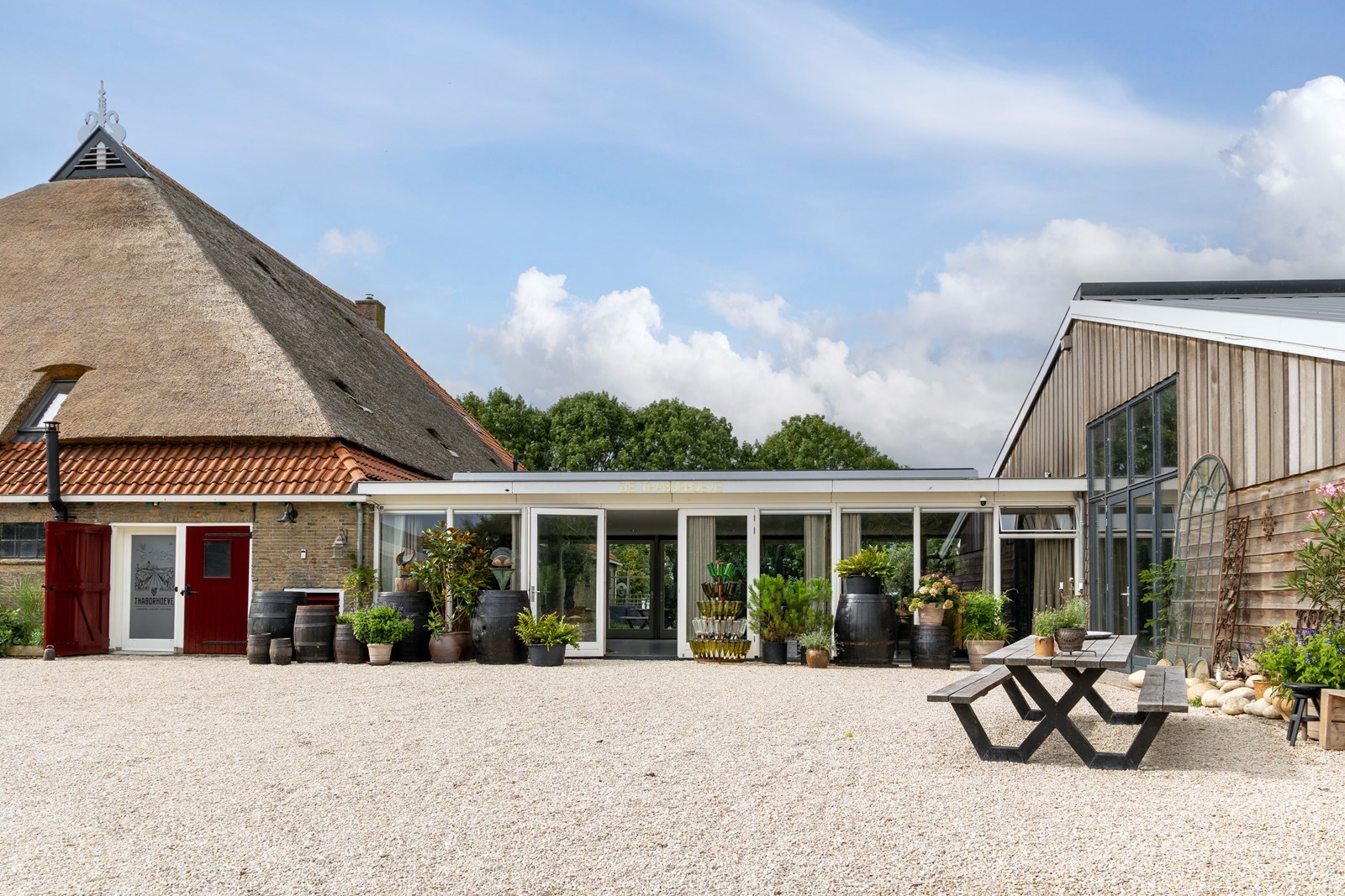 Vergaderen in een glazen ruimte op een Friese wijngaard