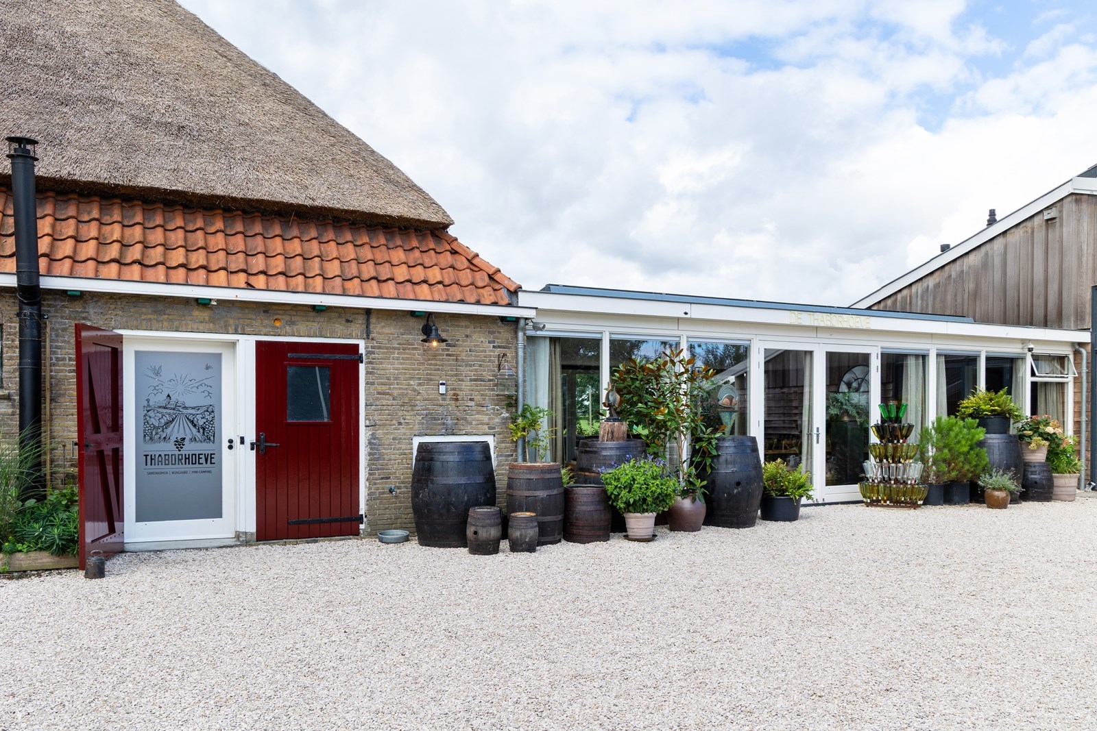 Vergaderen in een glazen ruimte op een Friese wijngaard