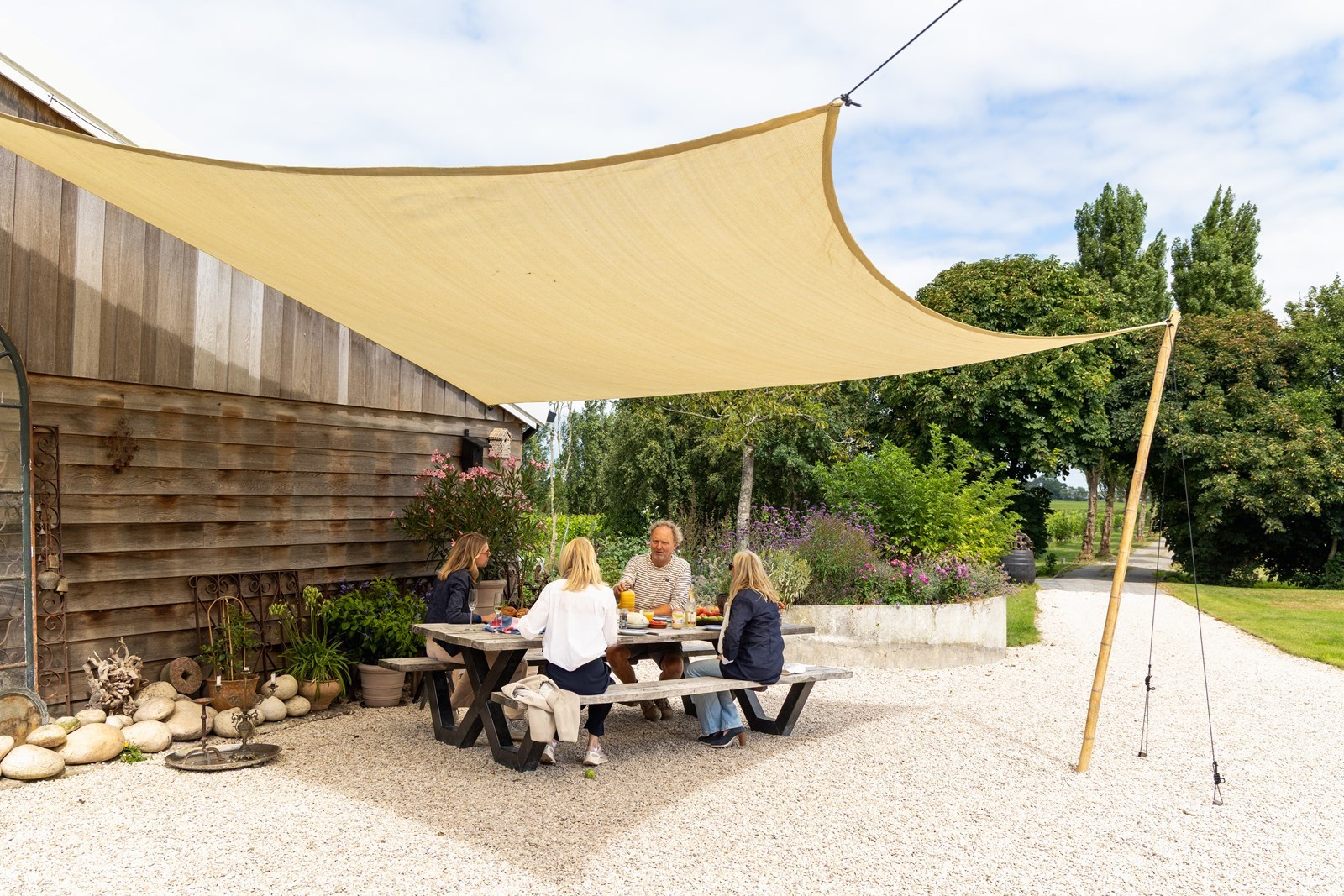 Vergaderen in een glazen ruimte op een Friese wijngaard