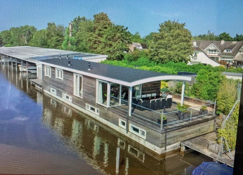 Vergaderen en overnachten op een luxe woonark in Loosdrecht