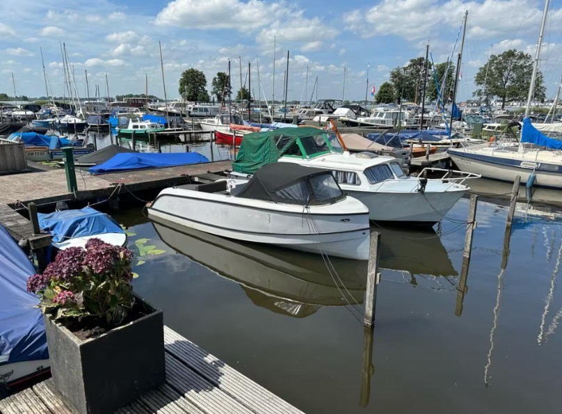 Vergaderen en overnachten op een luxe woonark in Loosdrecht