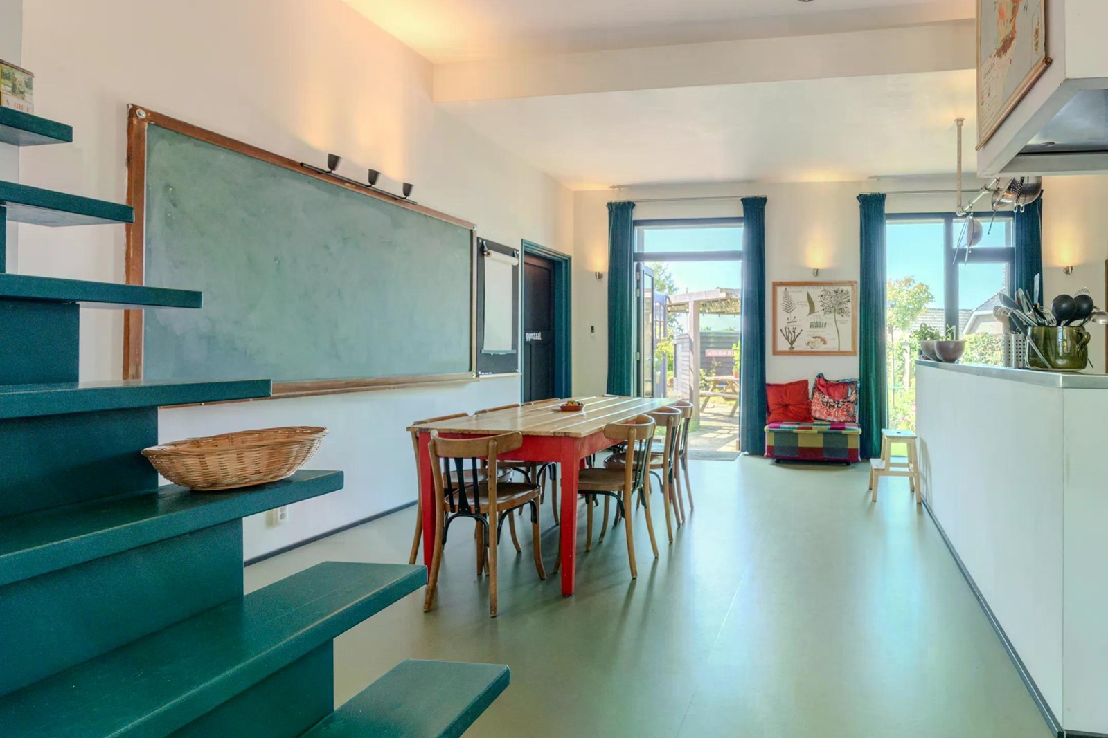 Vergaderen in een voormalige school uit 1902