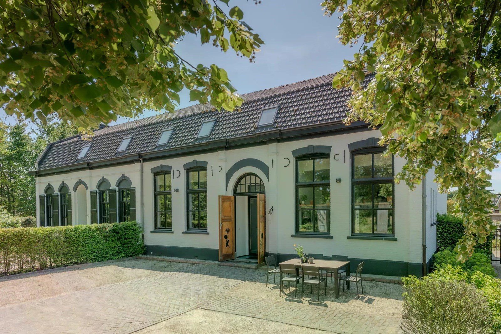 Vergaderen in een voormalige school uit 1902