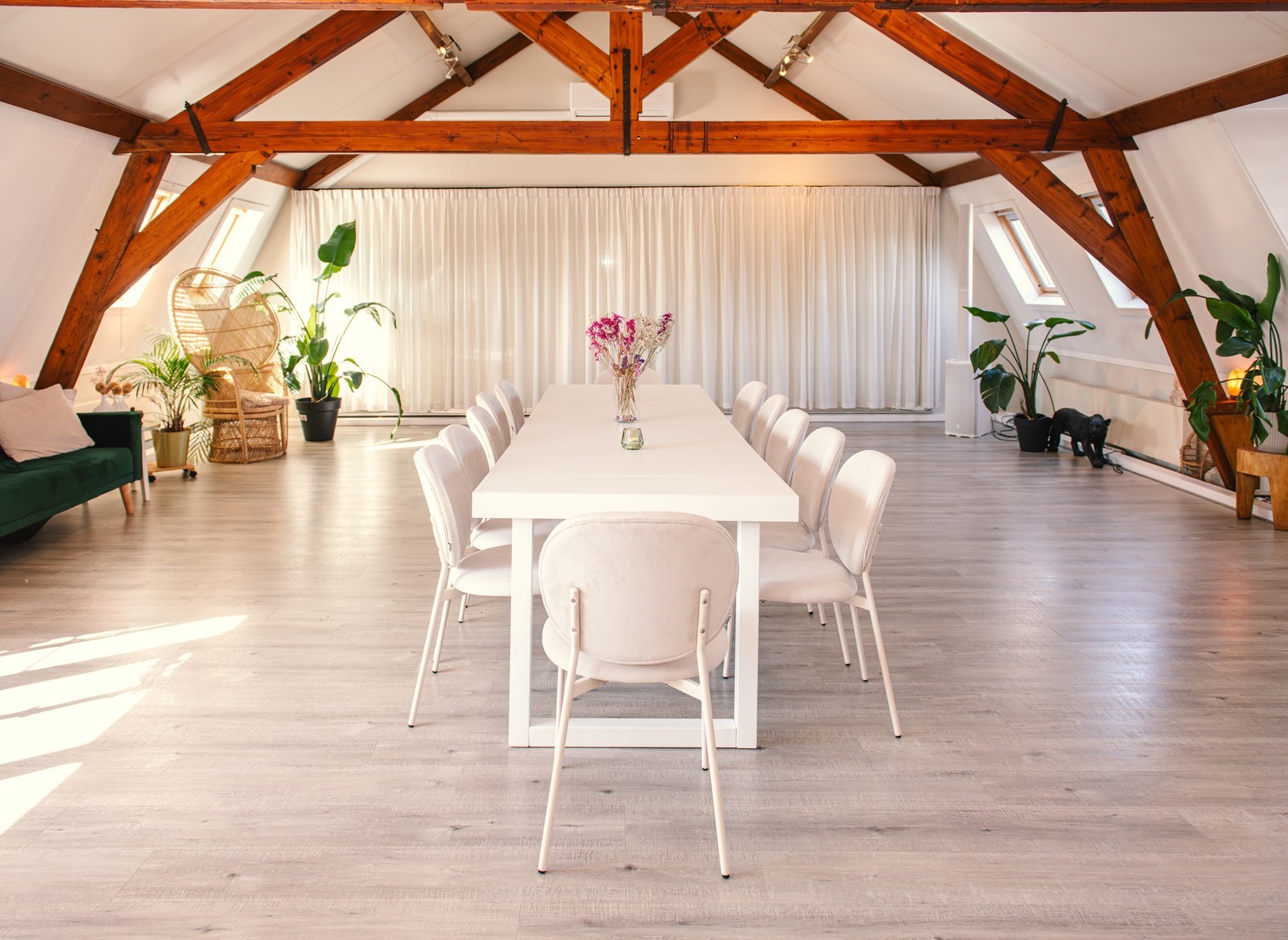 Vergaderen in een lichte en sfeervolle vergaderzaal direct aan het water in Rotterdam