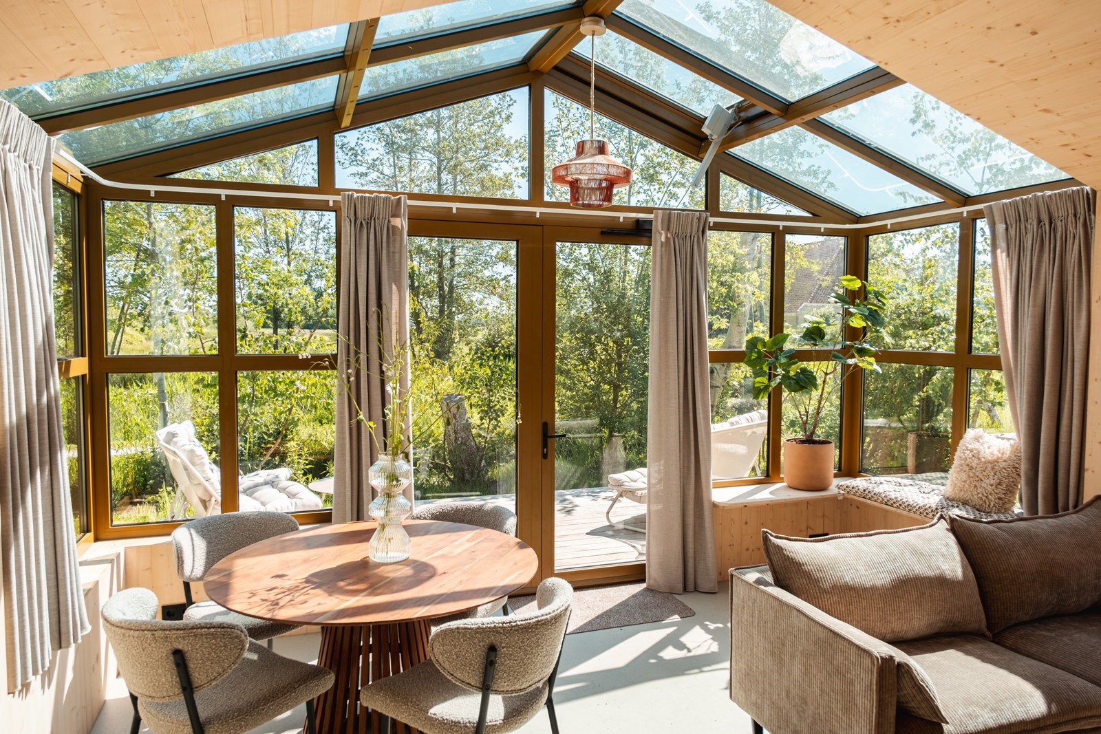 Vergaderen in duurzame greenhouses op een kleinschalig boetiekpark