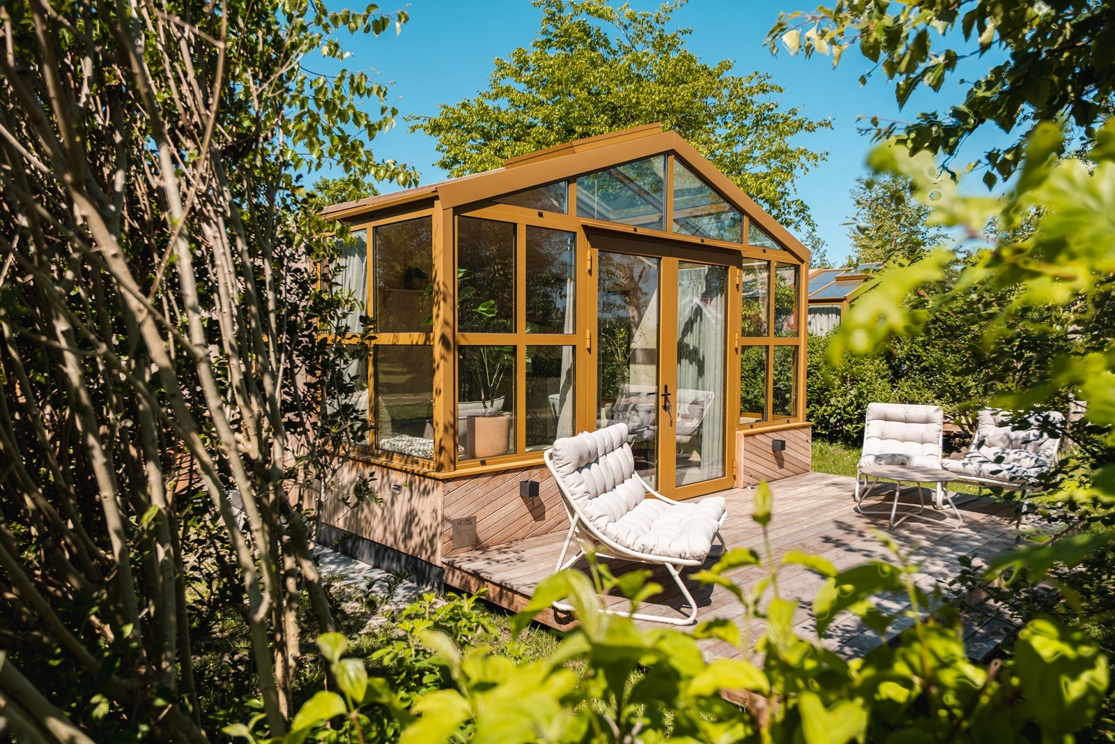 Vergaderen in duurzame greenhouses op een kleinschalig boetiekpark