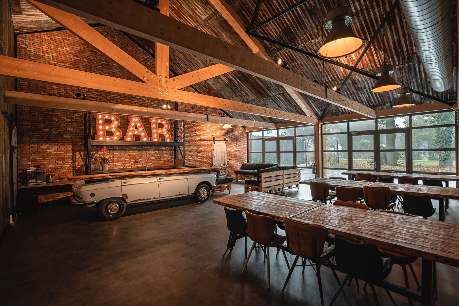 Vergaderen in een karakteristieke druivenkas, zaal met unieke auto-bar of een strandhuis met ontspannen beach vibe