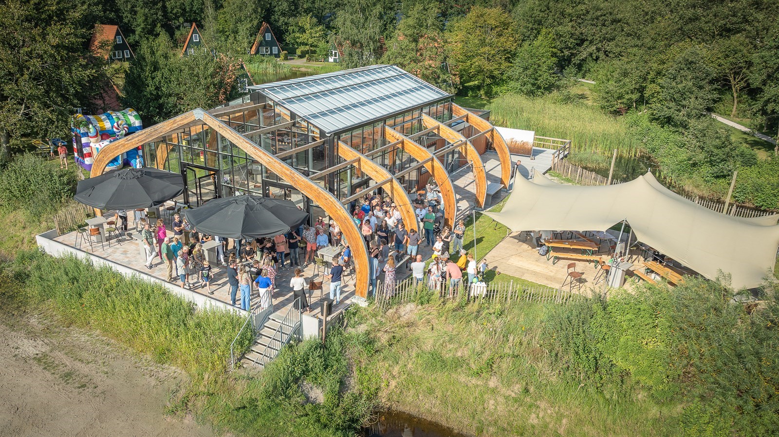 Vergaderen in een karakteristieke druivenkas, zaal met unieke auto-bar of een strandhuis met ontspannen beach vibe