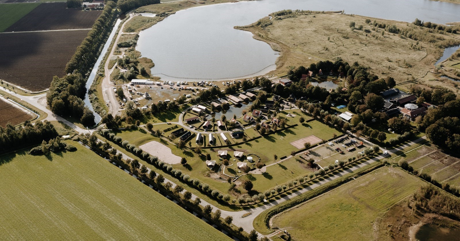 Vergaderen in een karakteristieke druivenkas, zaal met unieke auto-bar of een strandhuis met ontspannen beach vibe