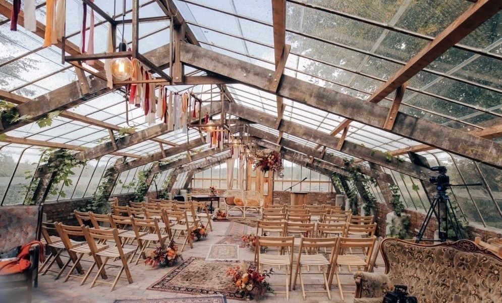 Vergaderen in een karakteristieke druivenkas, zaal met unieke auto-bar of een strandhuis met ontspannen beach vibe