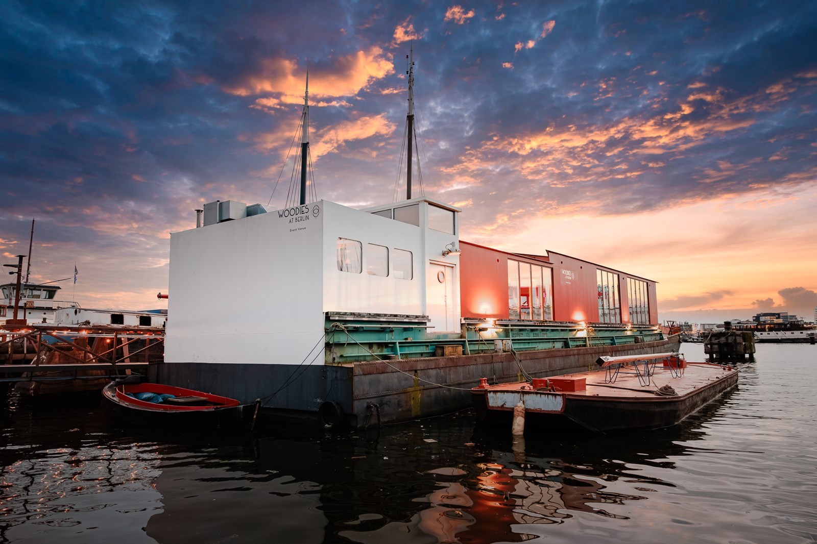 Origineel vergaderen op een stoer, historisch schip aan het IJ