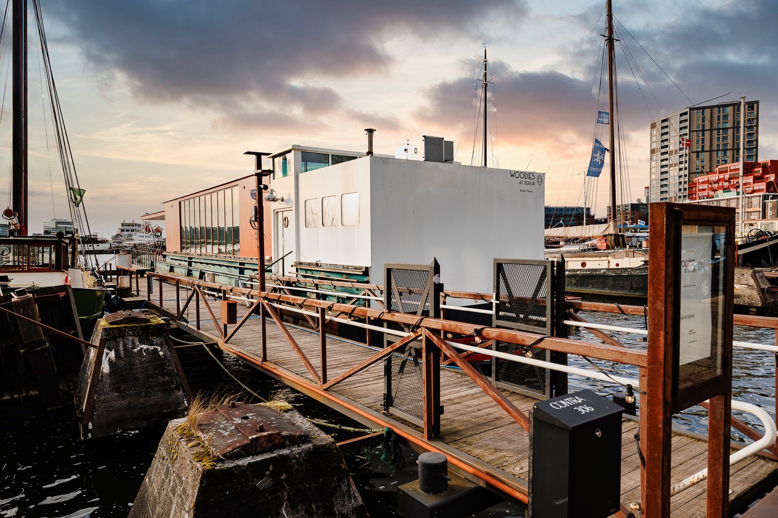 Origineel vergaderen op een stoer, historisch schip aan het IJ