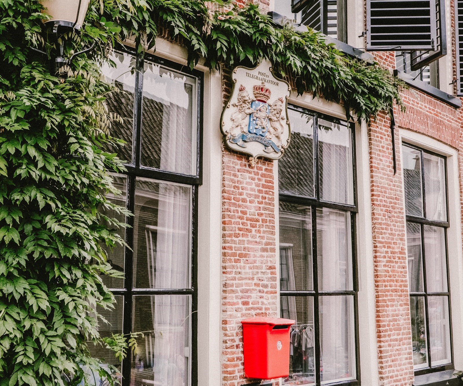 Vergaderen in een oud postkantoor dat grenst aan de kloostertuin