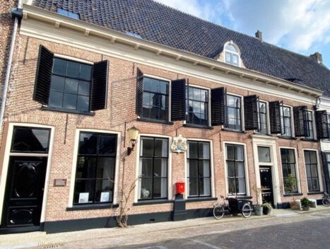 Vergaderen in een oud postkantoor dat grenst aan de kloostertuin