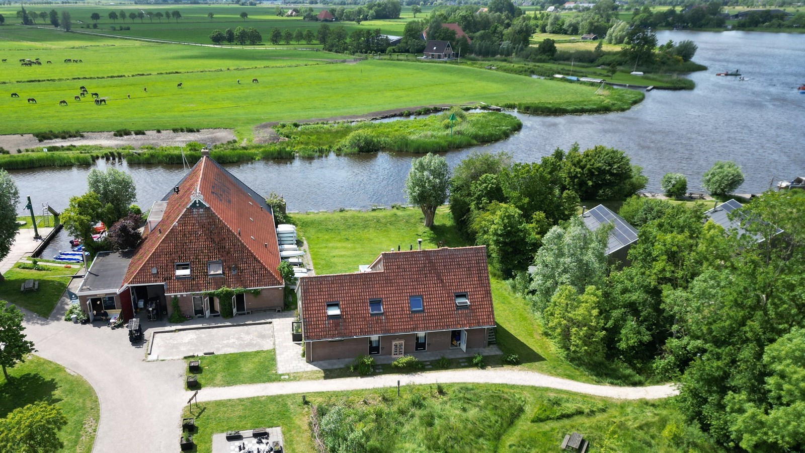 Vergaderen in een oude melkstal en hooiberg direct aan Nationaal Park De Alde Feanen