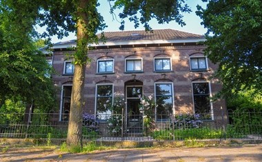 Vergaderen aan de keukentafel in een woonhuis uit 1897 Vergaderen aan de keukentafel in een woonhuis uit 1897
