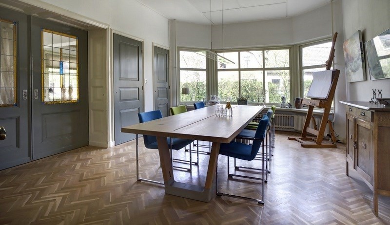 Vergaderen aan de keukentafel in een woonhuis uit 1897