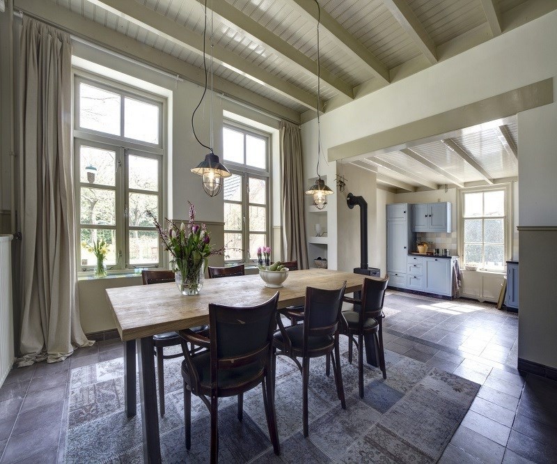 Vergaderen aan de keukentafel in een woonhuis uit 1897