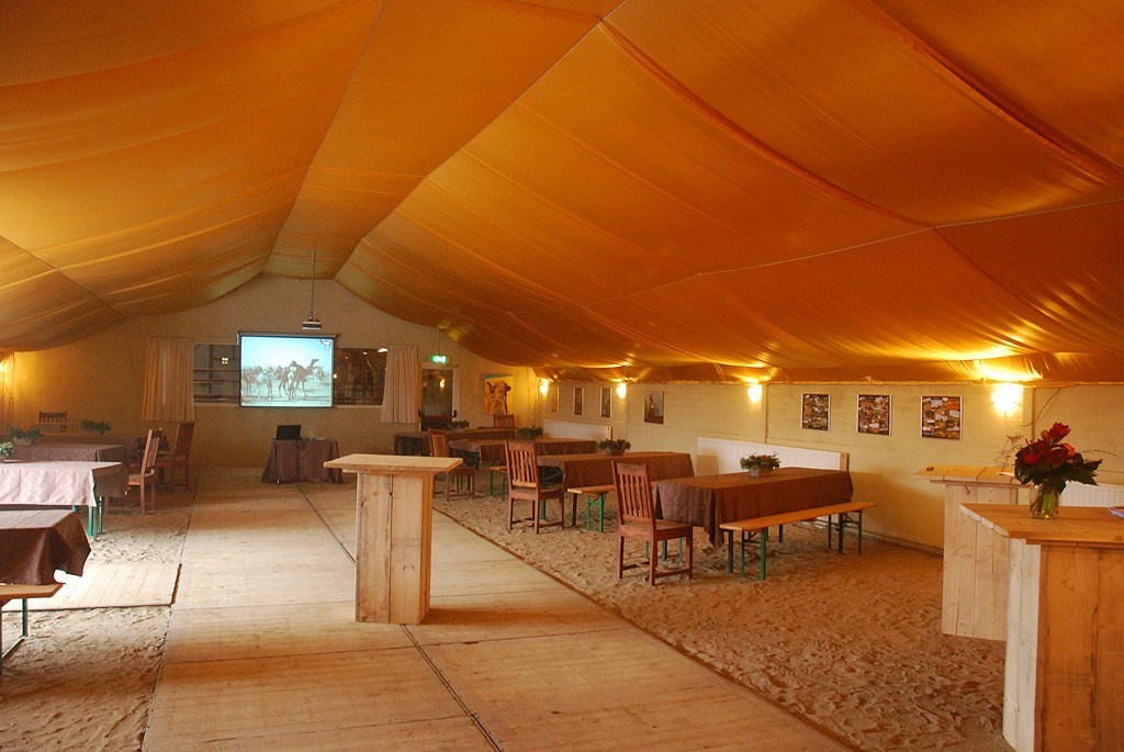 Vergaderen tussen de Kamelen