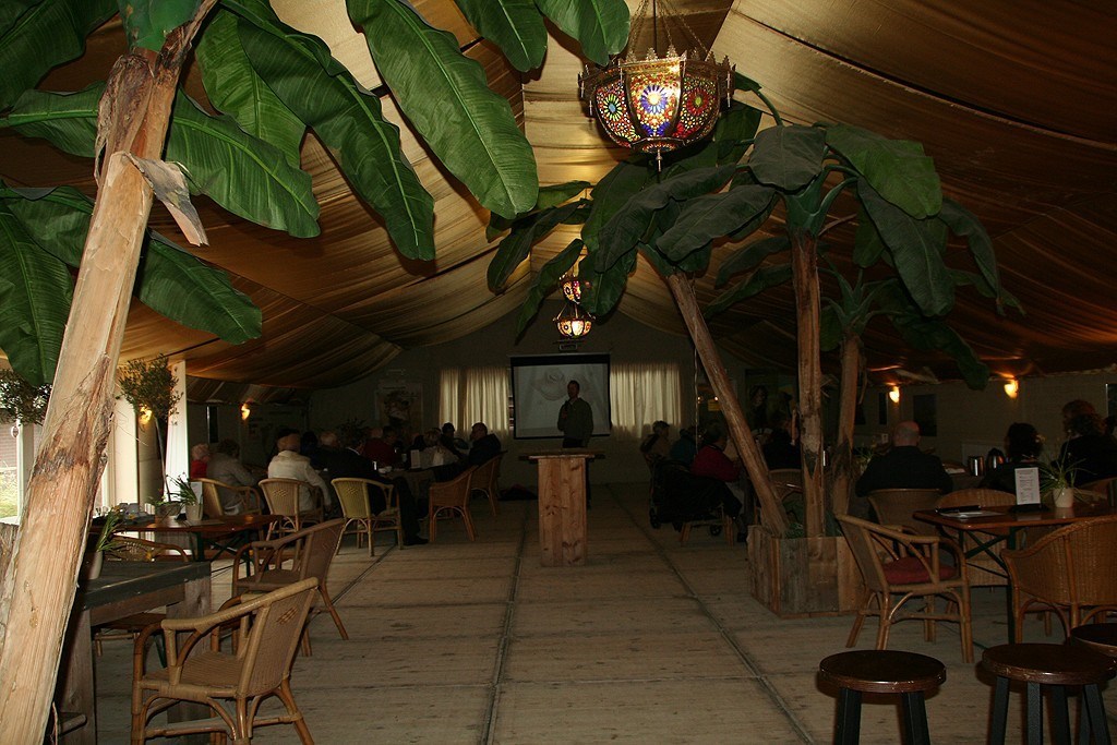 Vergaderen tussen de Kamelen