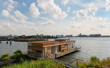 Bijzondere vergaderlocatie op een duurzame Woonboot in Amsterdam Bijzondere vergaderlocatie op een duurzame Woonboot in Amsterdam