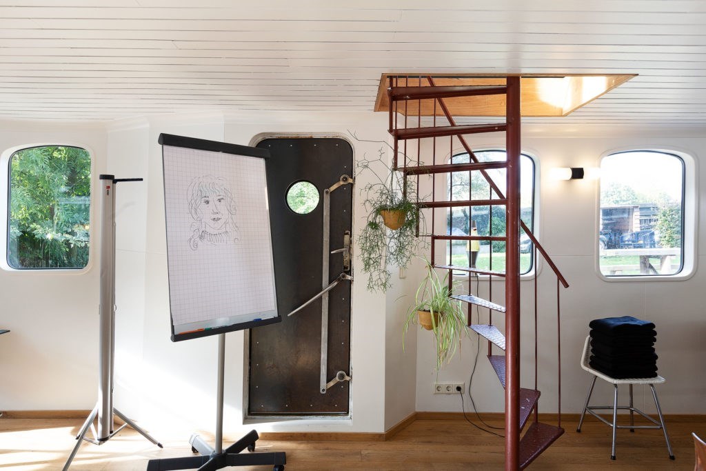 Modern ingericht schip in Amsterdam Noord