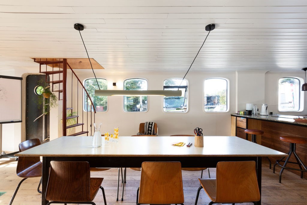 Modern ingericht schip in Amsterdam Noord