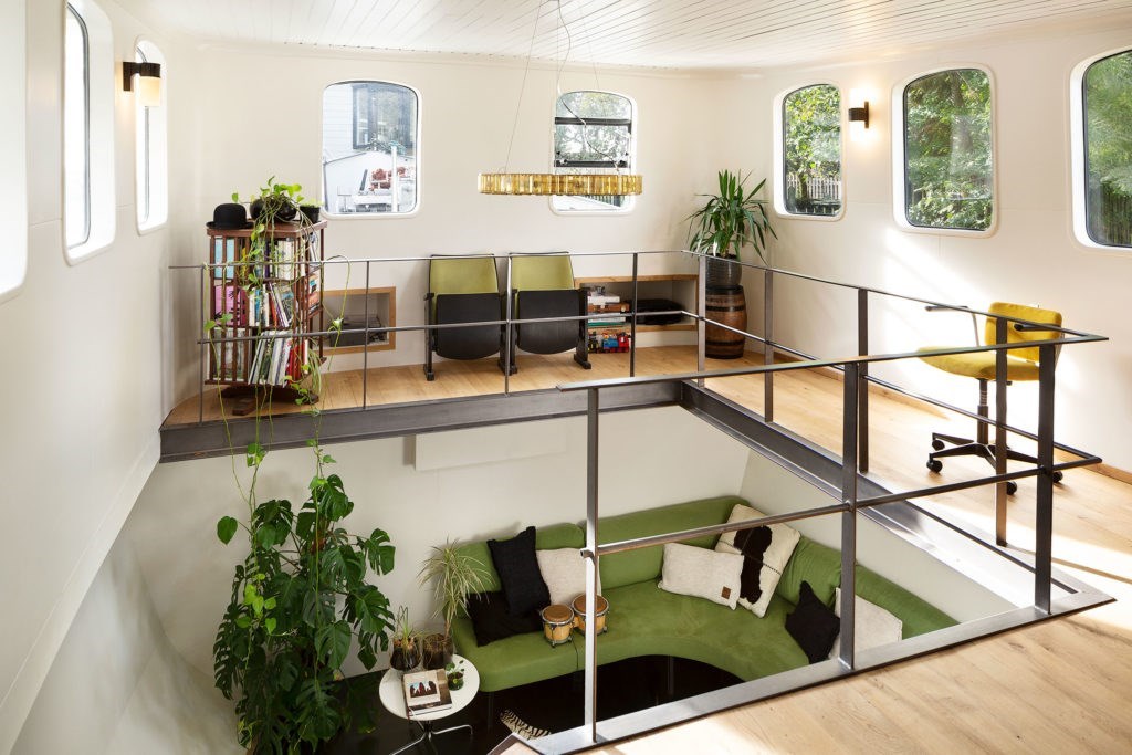 Modern ingericht schip in Amsterdam Noord