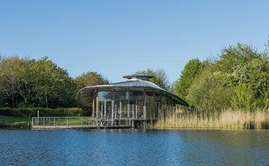 Vergaderen in een in een glazen paviljoen Vergaderen in een in een glazen paviljoen