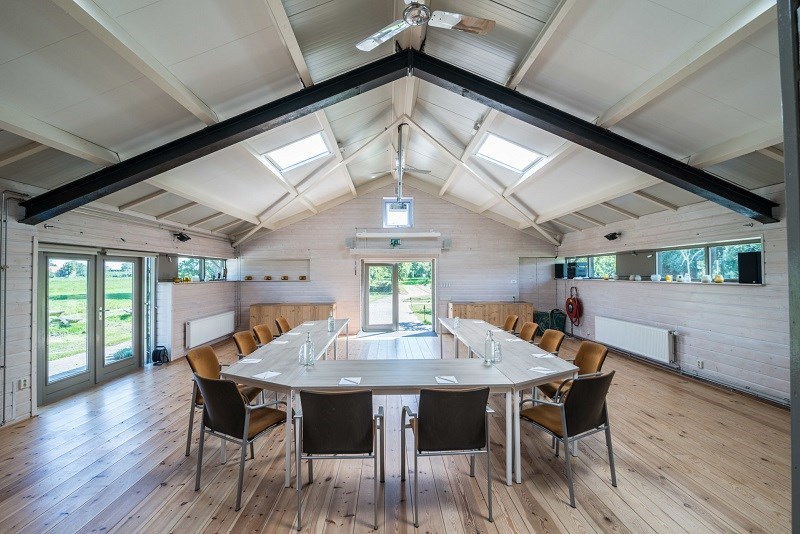 Vergaderen in een voormalige varkensstal