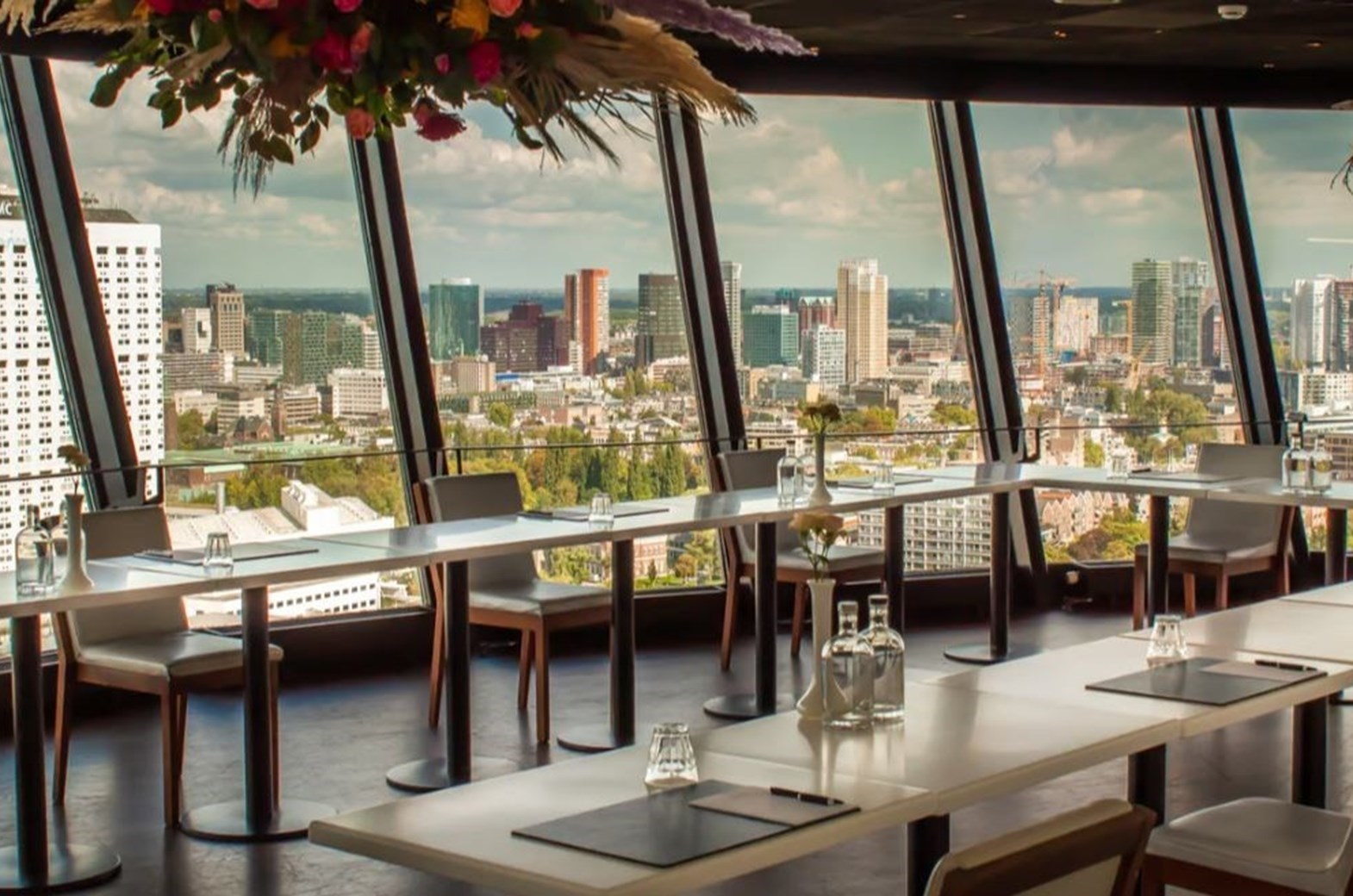 1. Vergaderen bovenop de Euromast