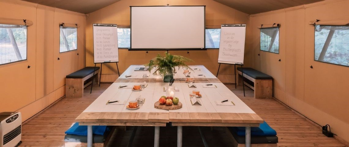  Vergaderen in een safaritent