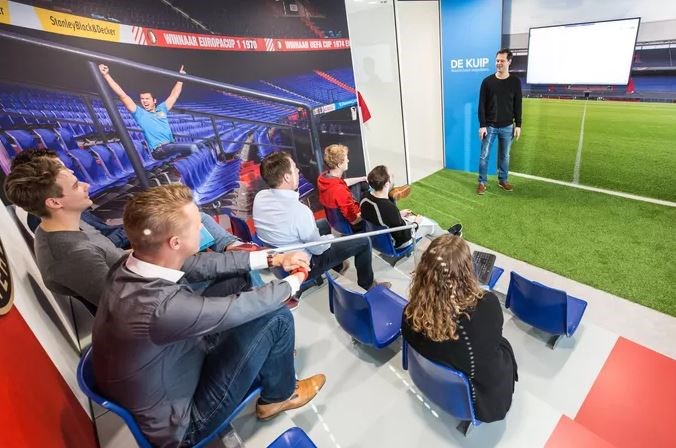 Feyenoordfans vergaderen bij Coolblue in de namaak Kuip