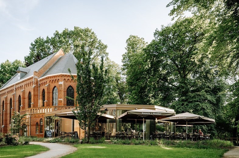 Vergaderen in een kapel van een kasteel in Noord-Brabant