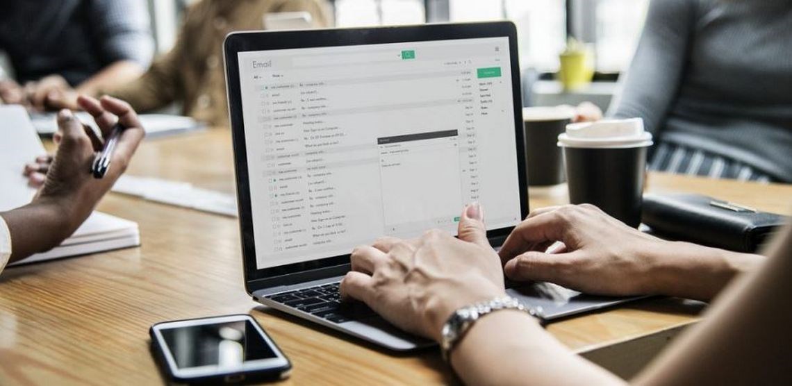 Met deze uitnodiging komt iedereen vergaderen