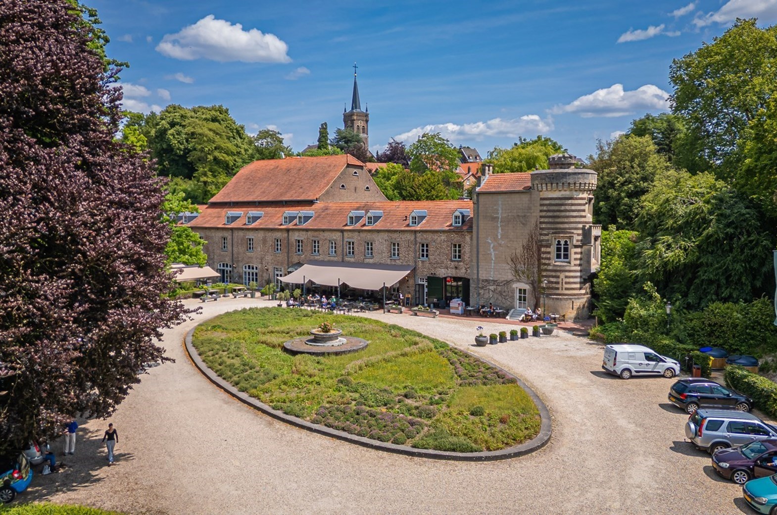 Origineel vergaderen in het oudste kasteeldorp van Nederland